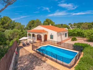 una villa con piscina di fronte a una casa di SolParc 589 a Son Parc