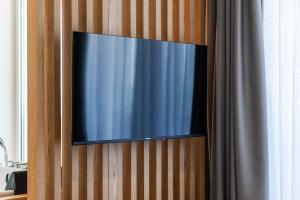 TV a/nebo společenská místnost v ubytování Sea La Vie Suites