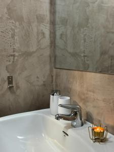 El Tiburon في Playa de Gandia: حوض الحمام به صنبور ومرآة