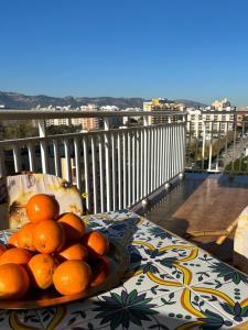 El Tiburon في Playa de Gandia: وعاء من البرتقال على طاولة على شرفة