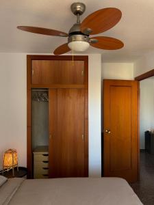 El Tiburon في Playa de Gandia: غرفة نوم مع مروحة سقف وخزانة +21 صورة