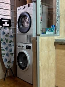 El Tiburon في Playa de Gandia: وجود غسالة ملابس وغسالة ملابس في المطبخ