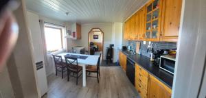 Η κουζίνα ή μικρή κουζίνα στο Grimsøy Lofoten House