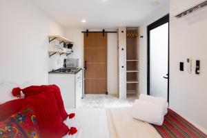 Kuchyň nebo kuchyňský kout v ubytování Esssential PXM Arkitainer Residential Lofts