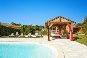 una piscina con gazebo accanto a una casa di Villa de lOrmeau by Villa Plus a Cambieure