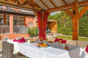 un tavolo con un piatto di cibo su un patio di Villa de lOrmeau by Villa Plus a Cambieure
