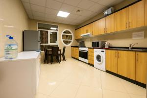 Η κουζίνα ή μικρή κουζίνα στο Nice Single Rooms for "girls" only in Dubai, Marina