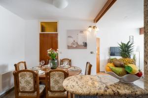 Un comedor con una mesa y sillas de madera y un tableablish en Betula, en Omiš 16 fotos más