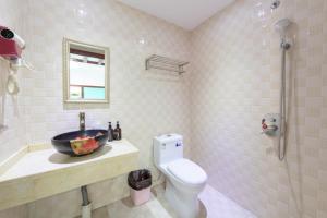 un bagno con lavandino e WC di Mu Lin Xi Inn - Zhangjiajie Tianmen Mountain Ropeway a Zhangjiajie