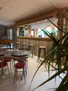 a restaurant with tables and chairs and a bar at OPHEA 4 personnes in Limeuil