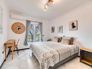 Un dormitorio con una cama y un escritorio y una ventana. en Villa Nina Marbella, en Marbella 21 fotos más