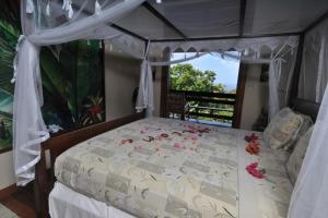 מיטה או מיטות בחדר ב-Treehouse Hideaway Villa II - Amazing Piton Views