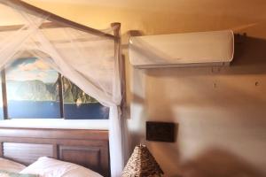 מיטה או מיטות בחדר ב-Treehouse Hideaway Villa II - Amazing Piton Views