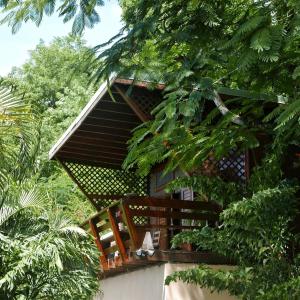 גינה חיצונית ב-Treehouse Hideaway Villa II - Amazing Piton Views