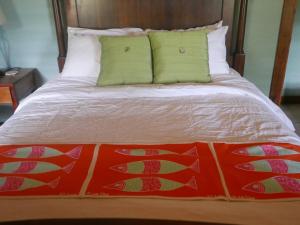 מיטה או מיטות בחדר ב-Treehouse Hideaway Villa II - Amazing Piton Views
