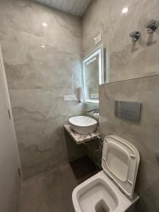 Koupelna v ubytování Hotel Shree Guru Plaza 3 Minute Walking Distance From New Delhi Railway Station