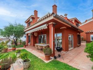 Casa con patio y mesa en Villa Nina Marbella, en Marbella