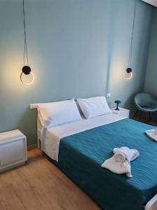 Un dormitorio con una cama con toallas. en MARE Suite, en Palermo 44 fotos más