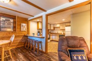 een woonkamer met een bank en een keuken bij Gray Wolf 4 in Whitefish