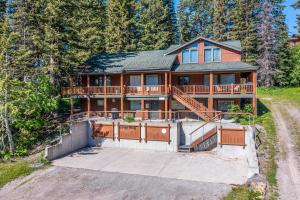 een groot huis met een veranda rondom bij Gray Wolf 4 in Whitefish