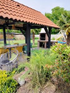 A garden outside MeLuIs