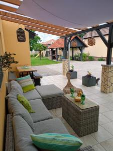 A seating area at MeLuIs Még 37 kép