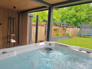 The swimming pool at or close to MeLuIs