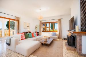 un salon avec un canapé blanc et une cheminée dans l'établissement Finca Son Valentí, à Sa Pobla