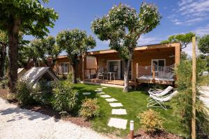 拉齐塞Camping Fossalta的房屋的院子