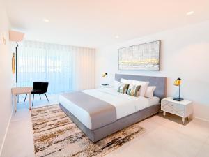 En eller flere senge i et værelse på Poolside Garden View Luxury Apartment