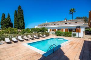 une villa avec piscine et une maison dans l'établissement Finca Son Valentí, à Sa Pobla