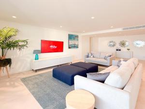 Et tv og/eller underholdning på Poolside Garden View Luxury Apartment