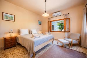 une chambre avec un lit, une chaise et une fenêtre dans l'établissement Finca Son Valentí, à Sa Pobla 21 autres photos
