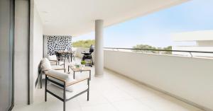 En balkon eller terrasse på Poolside Garden View Luxury Apartment