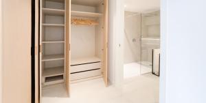 Et badeværelse på Poolside Garden View Luxury Apartment + 21 billeder