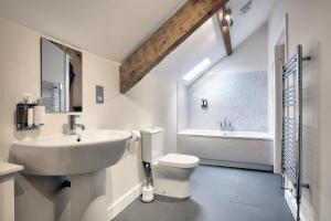 Un baño blanco con lavabo e inodoro. en The Haybarn Cottage, Nefyn Bay, en Nefyn 5 fotos más