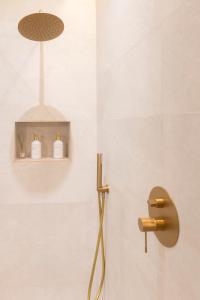 a bathroom with a shower with a shower head at Alohamundi Chicarreros Catedral in Seville