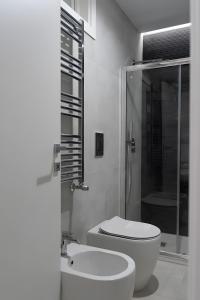 Un baño con inodoro, ducha y lavabo. en Villa Sant'Anna Modern, en Aci Catena