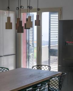 cocina con mesa y sillas y ventana grande en Villa Sant'Anna Modern, en Aci Catena 5 fotos más