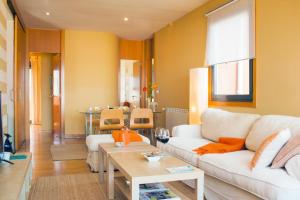 ビーゴにあるEl Atico de Vigo by Vintage Travelの白いソファとテーブルのあるリビングルーム