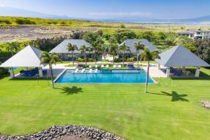 Bazén v ubytování MAUNA KEA BEACH ESCAPE Luxurious home in private community with Heated Private Pool and Spa Detached Ohana Suite nebo v jeho okolí