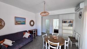 a living room with a couch and a table at Las perlas VYBDenia in Denia