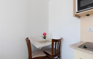 Kuchyň nebo kuchyňský kout v ubytování Amazing Apartment In Baska Voda + 8 fotografií