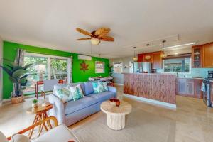 Χώρος καθιστικού στο Pualani Island Getaway - Main House- 30-night minimum