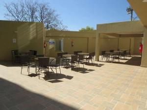 カルダス・ノバスにあるApartamentos The Villeneuve Residenceのパティオ(テーブル、椅子付)