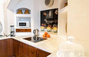 a kitchen with a sink and a microwave at Quinta da Atela in Alpiarça