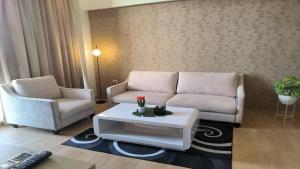 Χώρος καθιστικού στο Whiz Prime Hotel Sudirman Cilacap