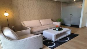 Χώρος καθιστικού στο Whiz Prime Hotel Sudirman Cilacap