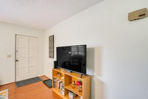 sala de estar con TV de pantalla plana en Englewood Home on Canal Boat to Lemon Bay!, en Englewood
