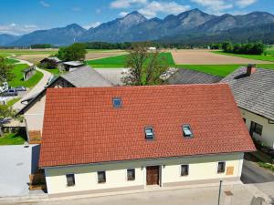 una vista aérea de una casa con techo naranja en Domačija Kveder, en Cerklje na Gorenjskem